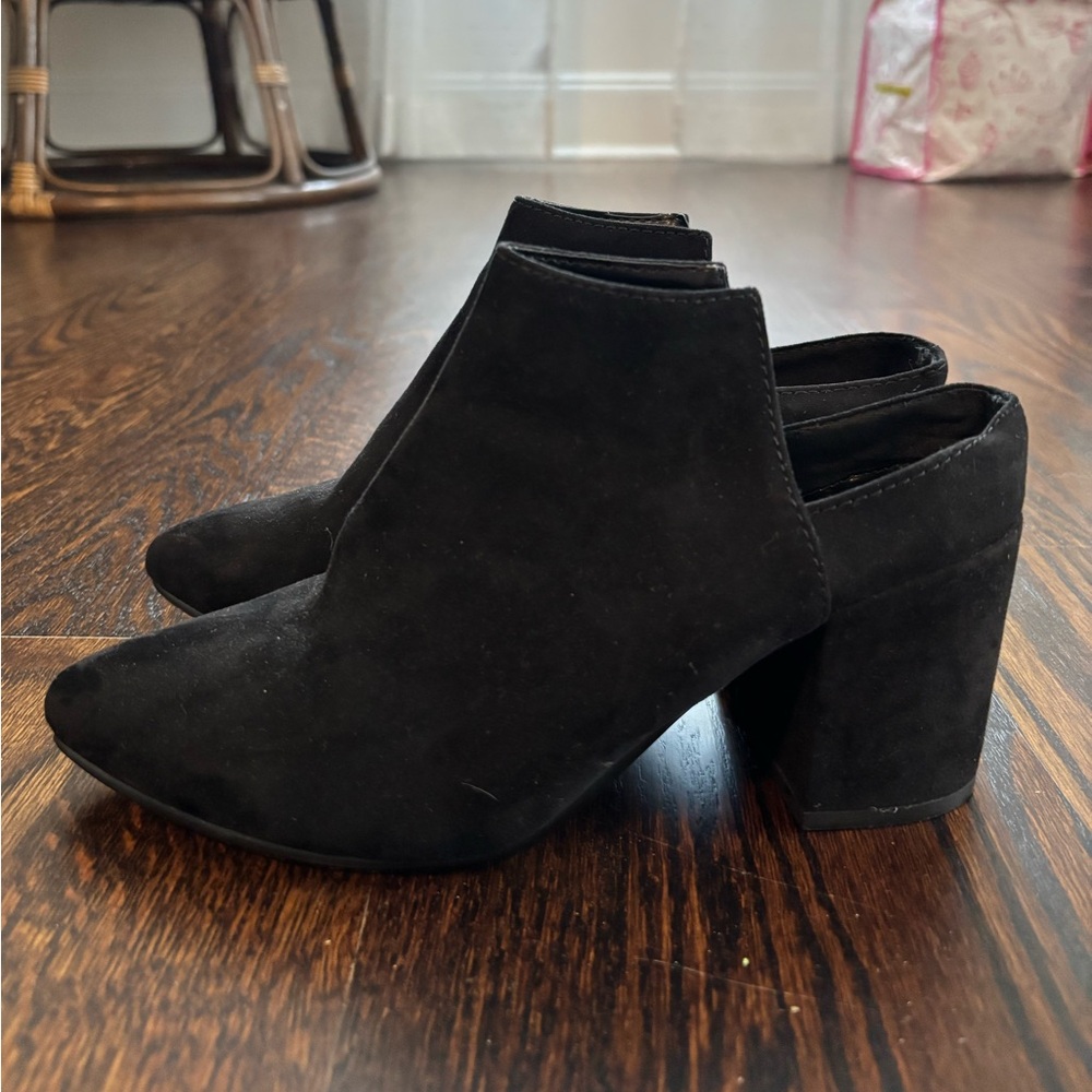 Express Black Mules Sleek Versatile Design